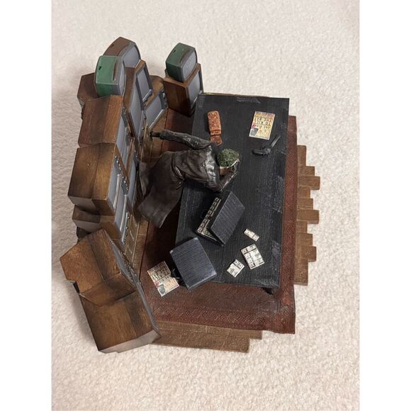 Batman Arkham Origins Collector's Edition Joker Statue With Illuminating TVs/201 - Picture 11 of 16